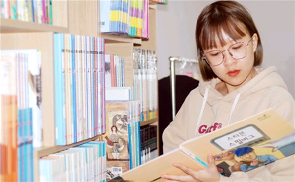 Sinh viên tham khảo sách tiếng Hàn tại Thư viện mini
